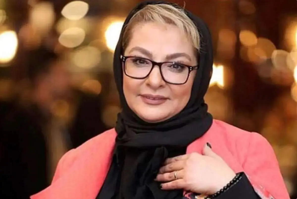 عکس لاکچری و استایل خاص لاله صبوری در کافه لوکس با عینک چند میلیونی