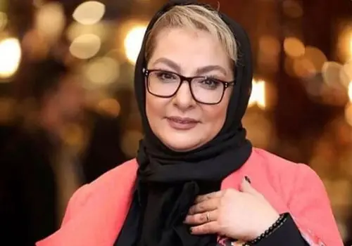 عکس لاکچری و استایل خاص لاله صبوری در کافه لوکس با عینک چند میلیونی