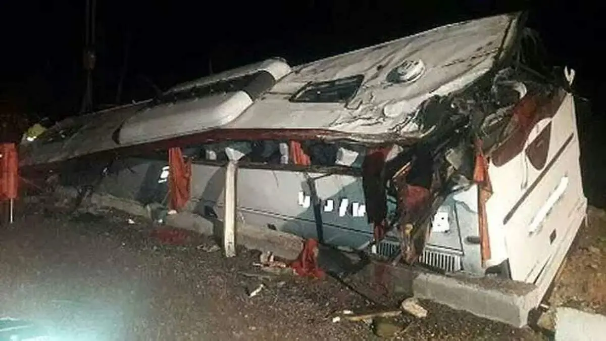 بررسی دو حادثه واژگونی اتوبوس در جاده های کرمان در مجلس