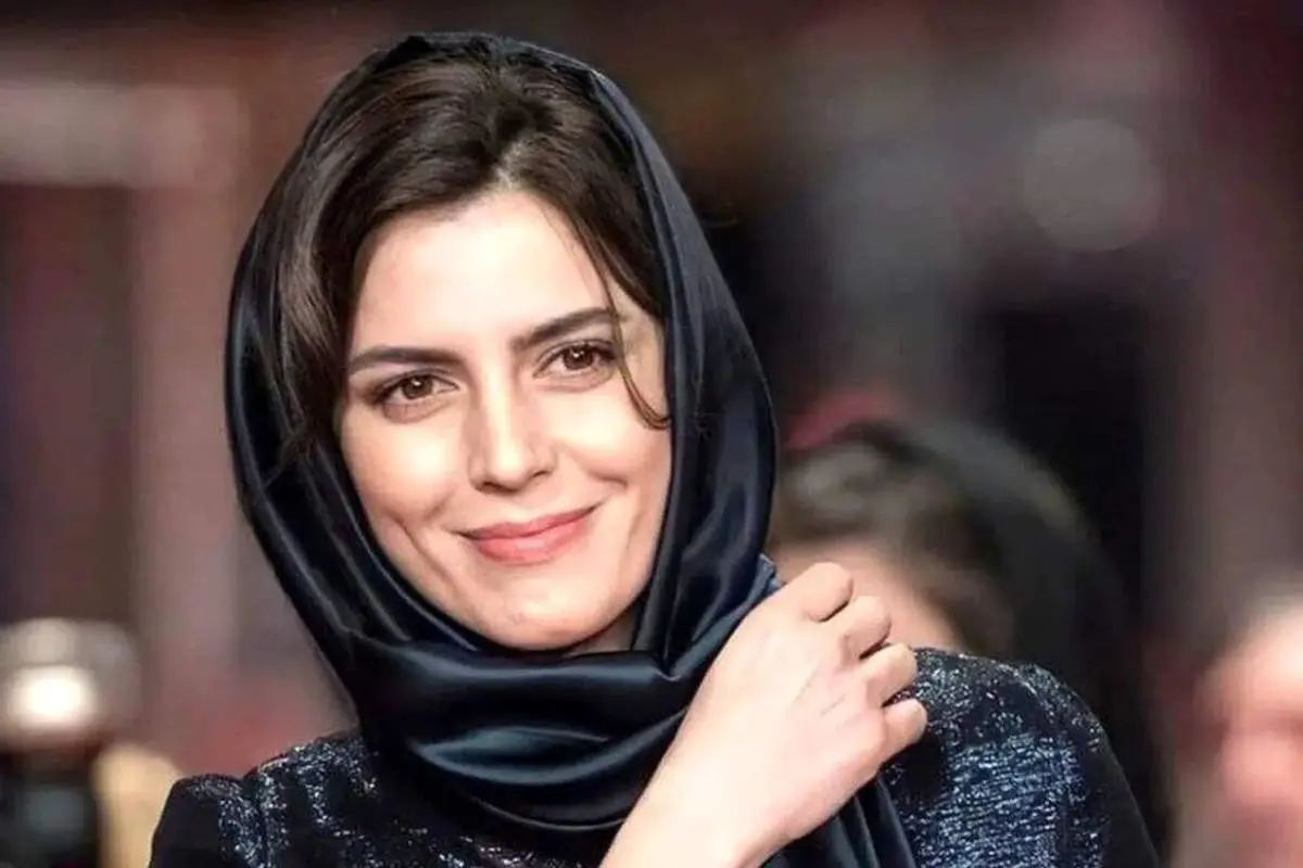 «لیلا حاتمی» در حال گرفتن جایزه از «فریماه فرجامی»؛ 28 سال قبل