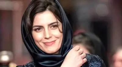 «لیلا حاتمی» در حال گرفتن جایزه از «فریماه فرجامی»؛ 28 سال قبل