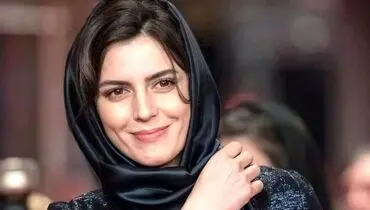 «لیلا حاتمی» در حال گرفتن جایزه از «فریماه فرجامی»؛ 28 سال قبل