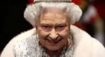 ملکه الیزابت در کنار مادرش در جشن تاجگذاری؛ سال ۱۳۱۶