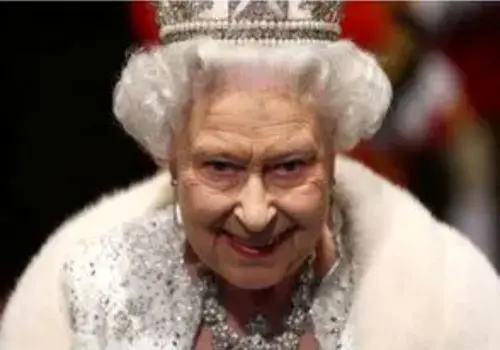 عکسی از سوفیا لورن در حال آماده شدن برای دیدار با ملکه الیزابت