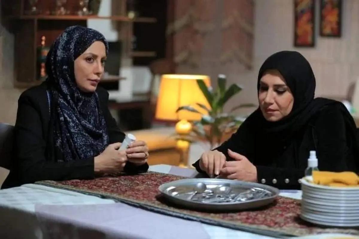سه بازیگر زن در یک قاب: تصویری از پشت صحنه تئاتر «عامدانه، عاشقانه، قاتلانه»!