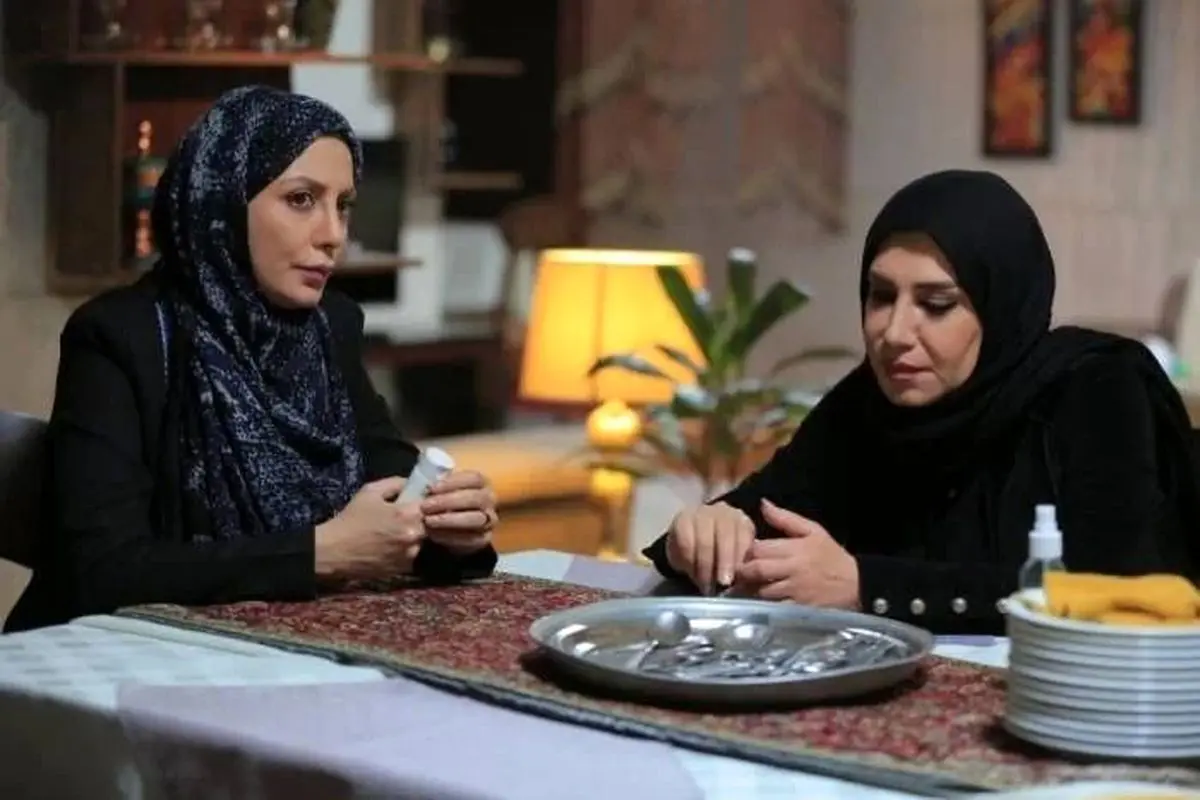 سه بازیگر زن در یک قاب: تصویری از پشت صحنه تئاتر «عامدانه، عاشقانه، قاتلانه»!
