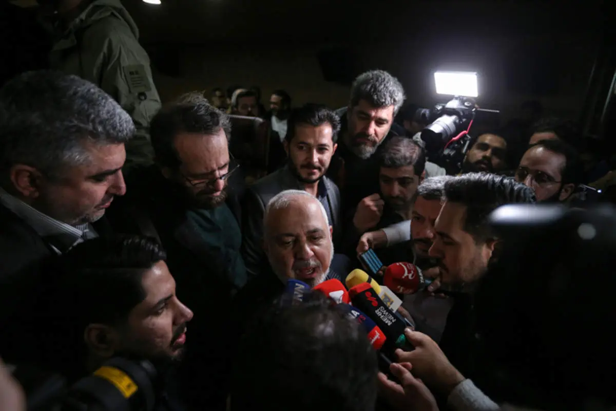 ظریف در حاشیه نمایش فیلم «خدای جنگ»: امروز به جای التماس، موشک میسازیم