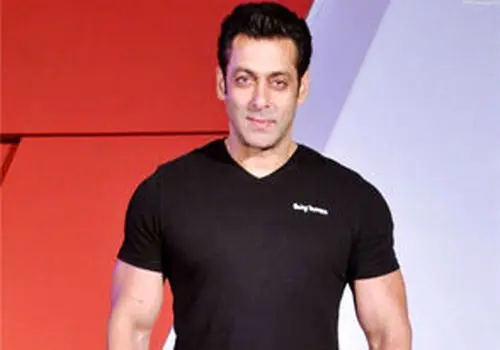 حضور سلمان خان با اسکورت مسلح در خیابان‌های هند!/ویدیو 