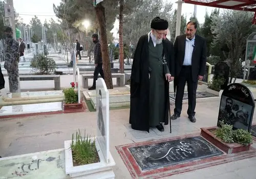 عکسی از اقامه نماز رهبر انقلاب در کنار مرقد امام خمینی (ره)