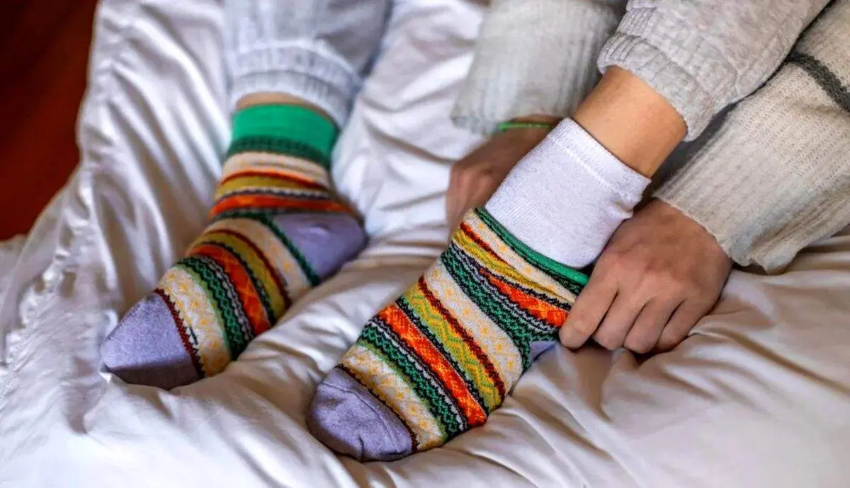 چرا پوشیدن جوراب به شما کمک میکند سریعتر به خواب بروید؟