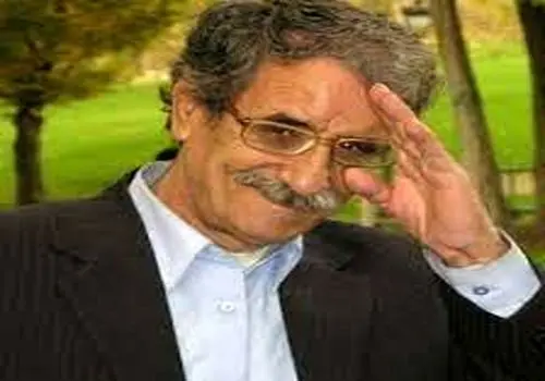 اشک‌های محمود بصیری کنار تندیس داوود رشیدی؛ تصویری از رفاقت پنجاه‌ساله+عکس