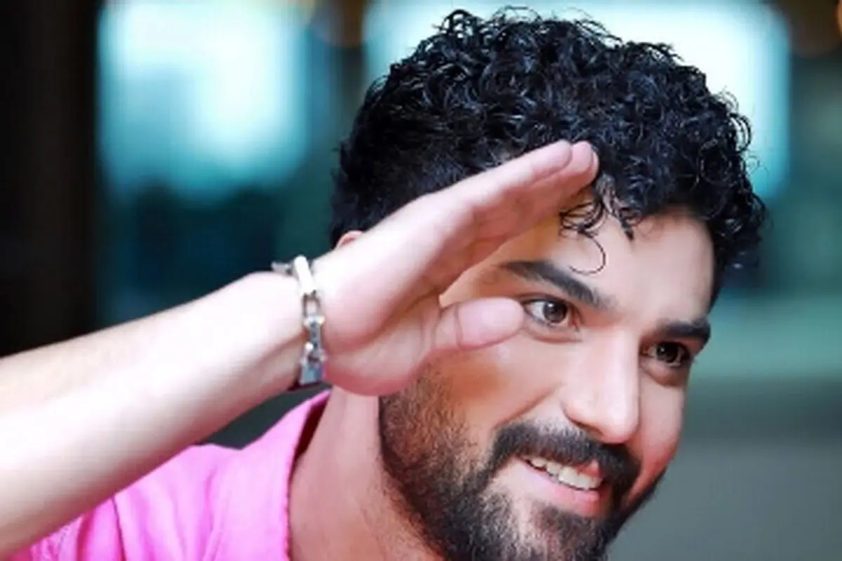 بوسه جنجالی سینا مهراد بر دستان خانم بازیگر خبرساز شد!