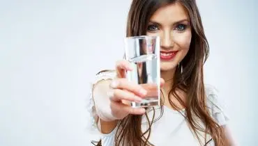 فواید نوشیدن آب قبل از سکس؛ تاثیرات علمی و کاربردی بر رابطه جنسی