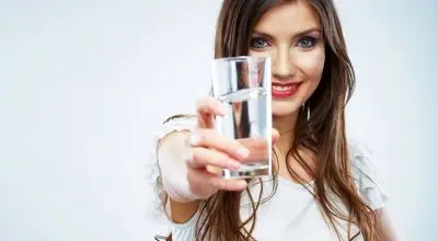 چرا قانون «۸ لیوان آب در روز» برای همه مناسب نیست؟