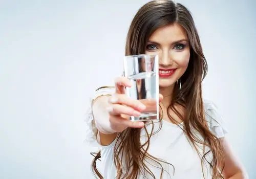 چند لیوان آب باید در تابستان بنوشیم؟