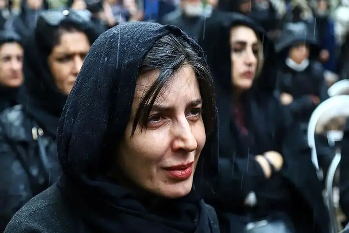 لیلا حاتمی در مراسم خاکسپاری مادرش زری خوشکام+ فیلم