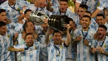 لحظه باشکوه بالا بردن جام قهرمانی کوپا آمه‌ریکا توسط فوق ستاره آرژانتین+ فیلم