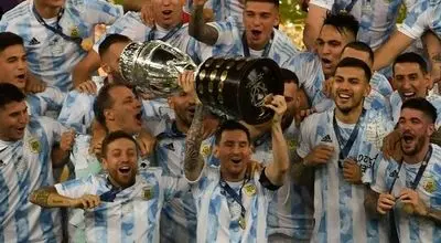 لحظه باشکوه بالا بردن جام قهرمانی کوپا آمه‌ریکا توسط فوق ستاره آرژانتین+ فیلم