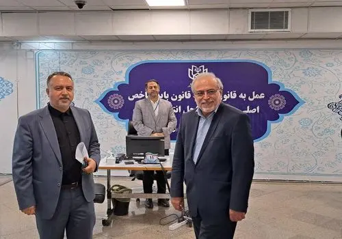 عباس اخوندی وزیر دولت روحانی وارد ستاد انتخابات شد+ فیلم
