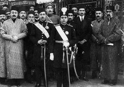 «احمدشاه و یک زن فرانسوی» در پاریس؛ اوایل دهه 1300