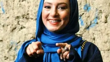 سحرولدبیگی در حال قلاب بافی در گوشه دنج خانه‌اش