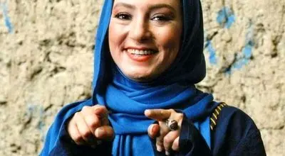 سحرولدبیگی در حال قلاب بافی در گوشه دنج خانه‌اش