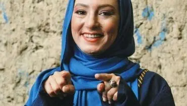 سحرولدبیگی در حال قلاب بافی در گوشه دنج خانه‌اش