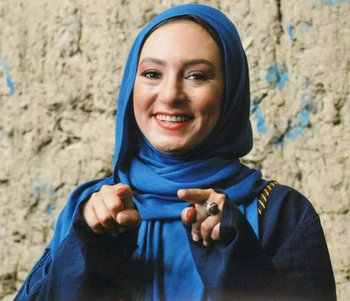 سحرولدبیگی در حال قلاب بافی در گوشه دنج خانه‌اش