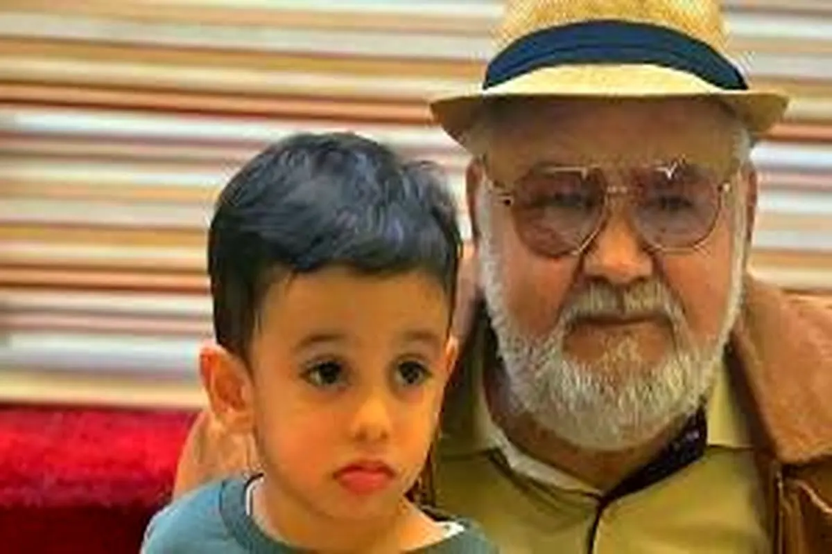 نوه اکبر عبدی در کنار پدر بزرگش و یوسف تیموری+ عکس