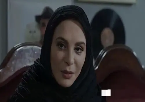 «ایرج قادری» در کنار «افسانه بایگان» و «افسانه پاکرو» در حال خرید لواشک