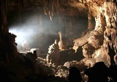 شاهزاده ۲۰۲۷ هزار ساله با تاجی از صدف در غار/عکس