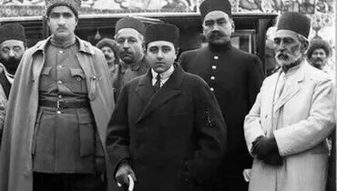 احمدشاه قاجار در کنار نخستین هواپیمای فرود آمده به خاک ایران/ عکس