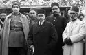 احمدشاه قاجار در کنار نخستین هواپیمای فرود آمده به خاک ایران/ عکس