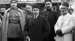 احمدشاه قاجار در کنار نخستین هواپیمای فرود آمده به خاک ایران/ عکس
