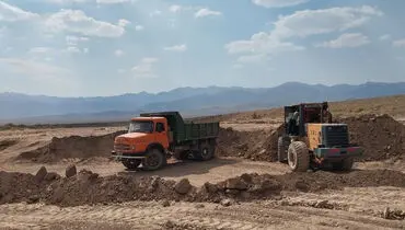 حمله به معترضان تخریب جاده بافق به بهاباد با لودر!+ فیلم