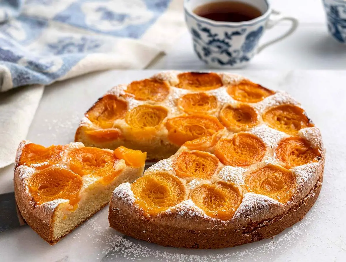طرز تهیه کیک زردآلو با کرم مخصوص