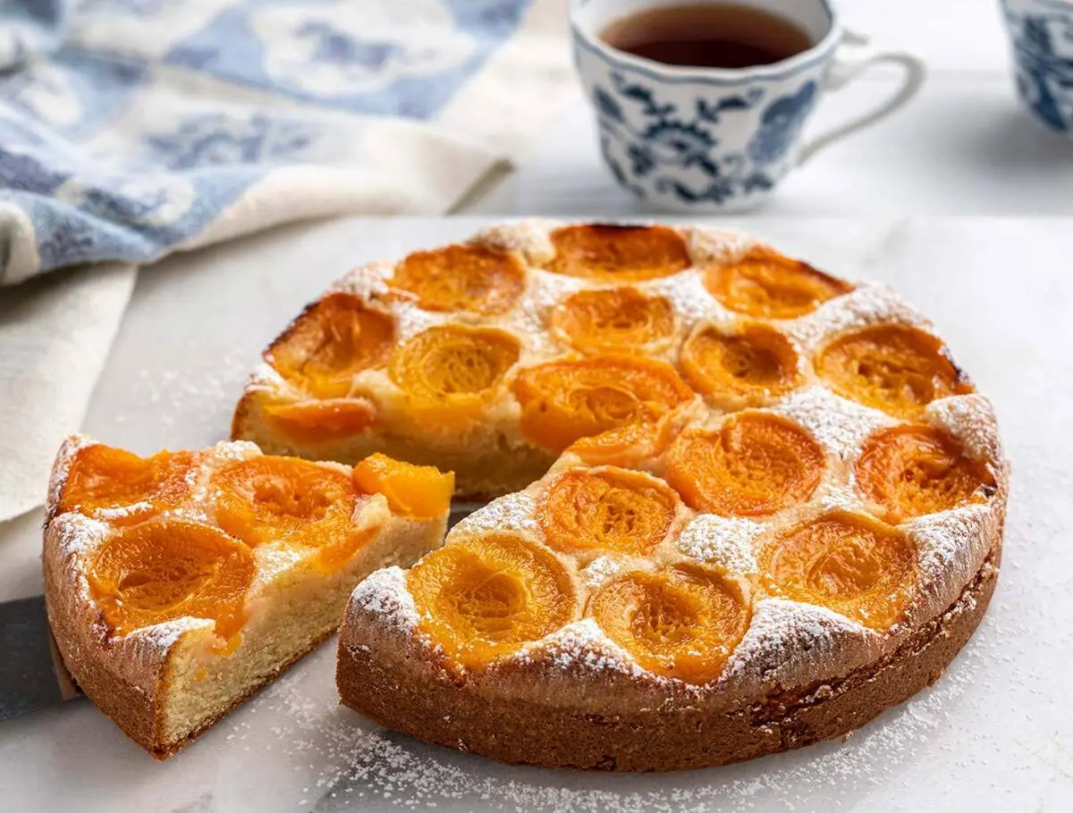 طرز تهیه کیک زردآلو با کرم مخصوص