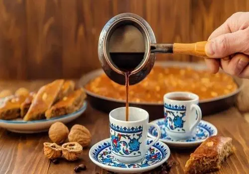 ۴ آسیب شایعی که نوشیدن قهوه در زمان نامناسب به بدن می‌زند
