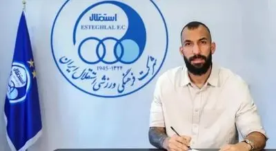 کاپیتان استقلال قراردادش را تمدید کرد