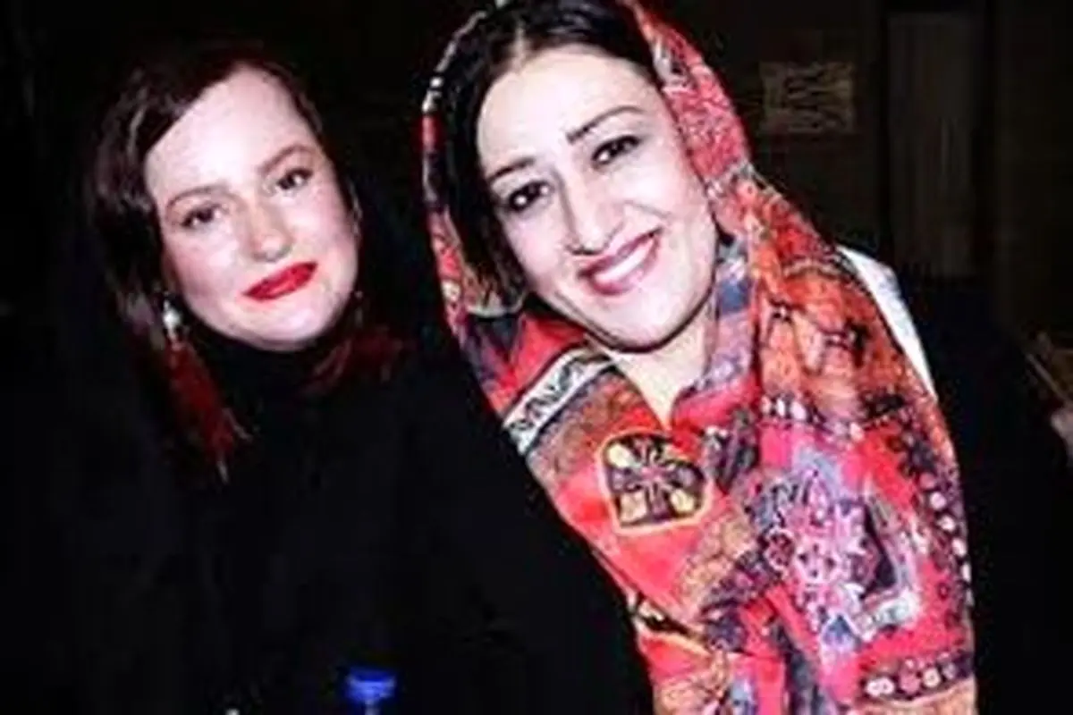قاب قدیمی از جوانی فاطمه هاشمی و نعیمه نظام دوست