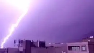 لحظه اصابت صاعقه به زمین در ایلام/ویدیو 