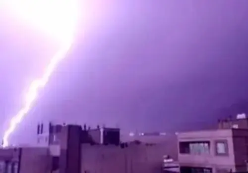 لحظه اصابت صاعقه به زمین در ایلام/ویدیو 