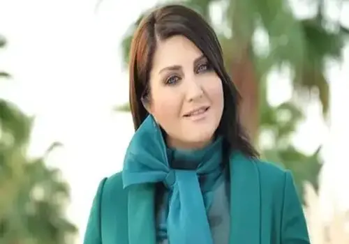 خواننده  زن مشهور ترکیه با حوله حمام در رستوران!