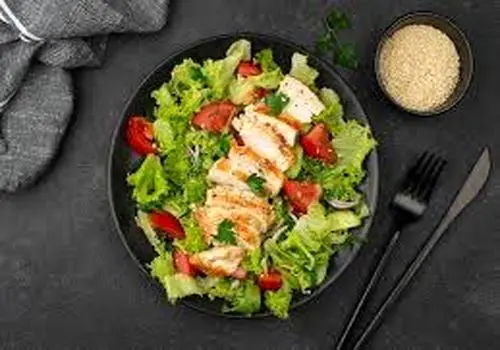 یک نوع سالاد فقط با چند قطره روغن