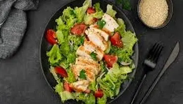 یک نوع سالاد فقط با چند قطره روغن
