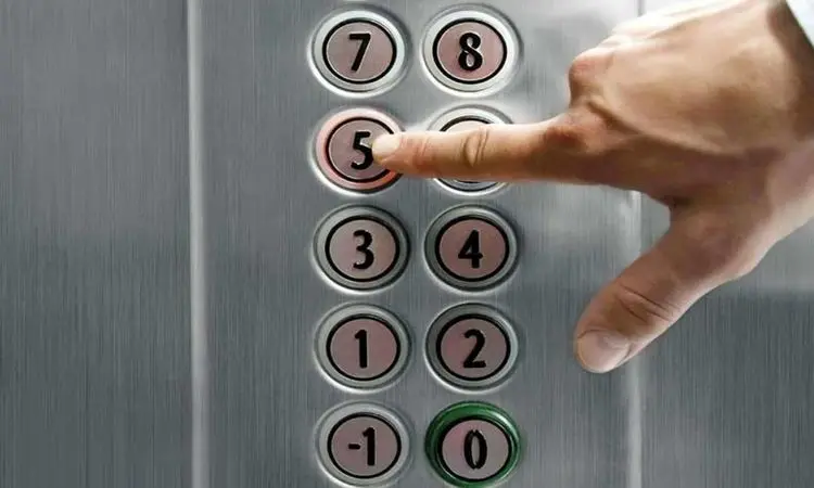 گیر افتادن در آسانسور به مدت 45 دقیقه به علت قطع آنتن تلفن همراه در آسانسور + فیلم
