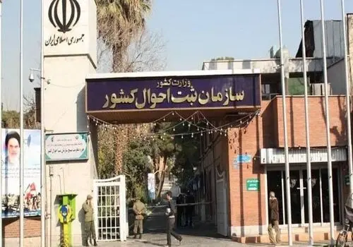 صحنه ای تلخ از الهام پاوه نژاد در زیر تابوت مادرش+ عکس