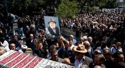 حرکت متفاوت هنرمندان در مراسم خاکسپاری اکبر عبدی خبرساز شد + فیلم