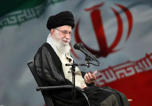 نماز خواندن روحانی، سیدحسن خمینی، رئیسی و محسنی اژه ای پشت سر رهبری