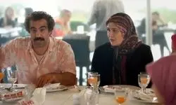 سکانس سانسور شده از فیلم پایتخت/ وقتی نقی معمولی جلوی همسرش به یه خانوم ترک میوه میده!+ فیلم